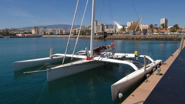 Un trimarán realiza una parada técnica en el Santa Catalina