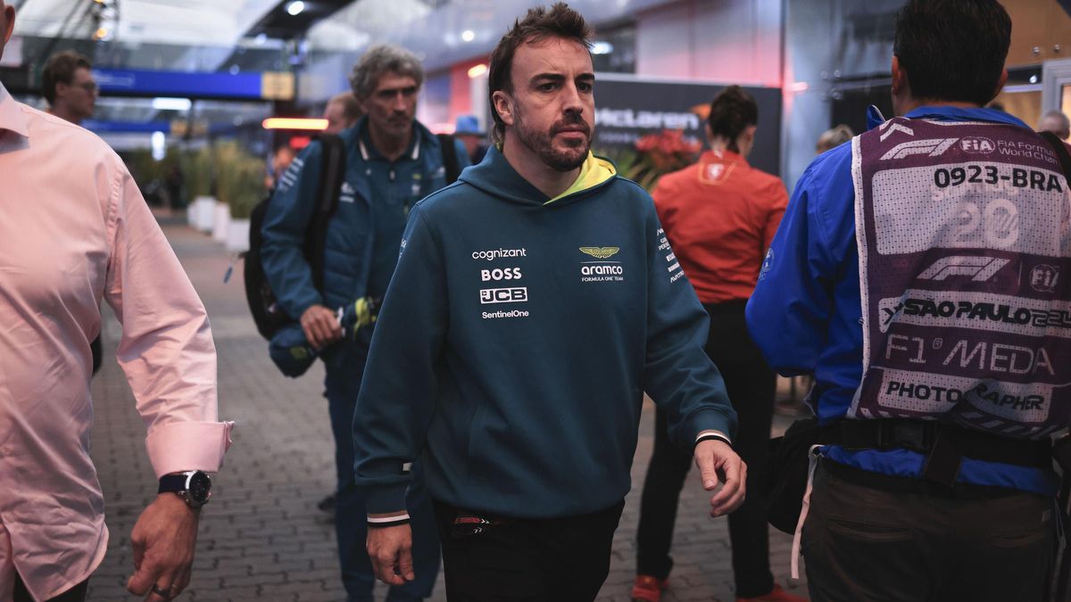 Fernando Alonso anda por el paddock en el último GP de Brasil