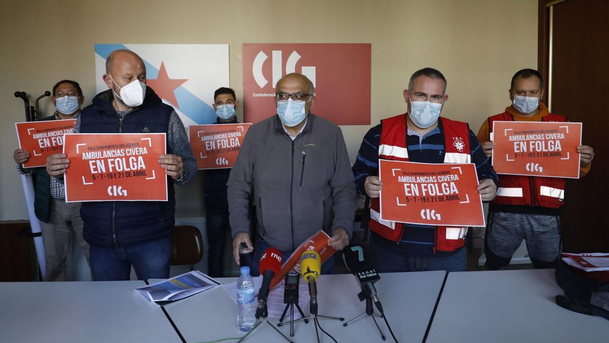 Xavier Aboi, centro, acompañó a los trabajadores en la rueda de prensa de ayer en Pontevedra. |   // G.  SANTOS