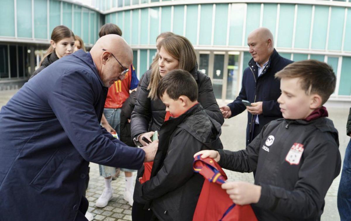 Luis de la Fuente firmando camisetas en el Concello de Lalín | BERNABÉ
