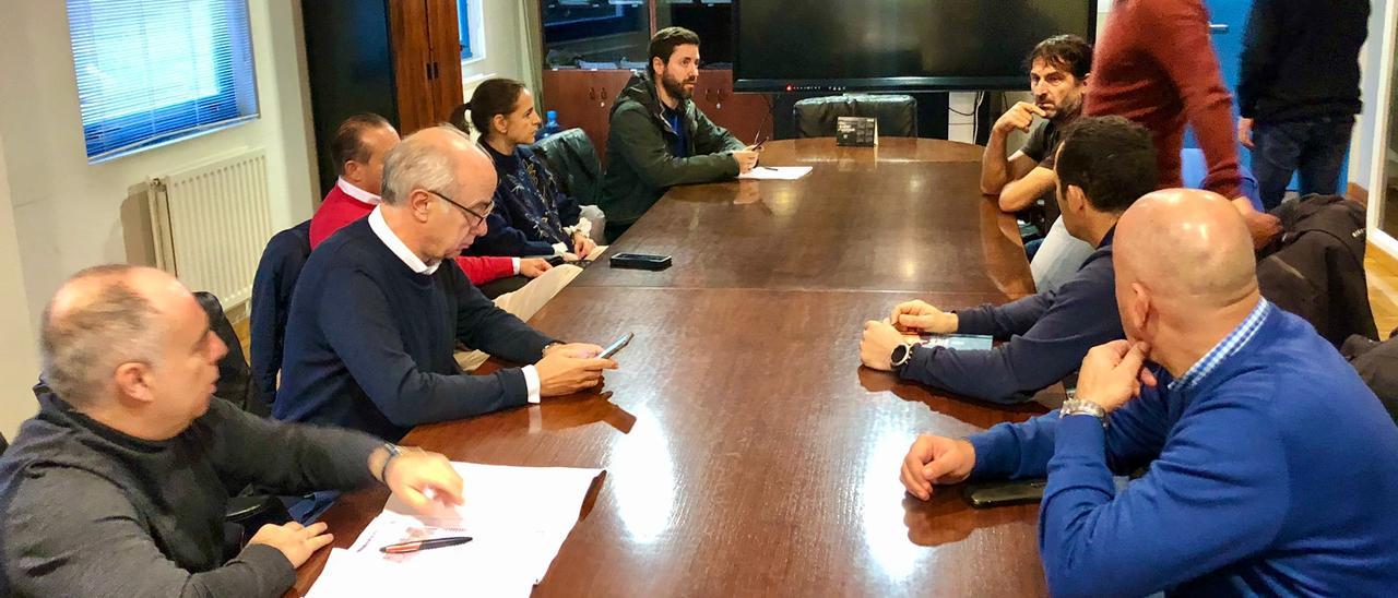 Encuentro celebrado ayer entre los concellos de Vilanova, Cambados y el sector mar-industria