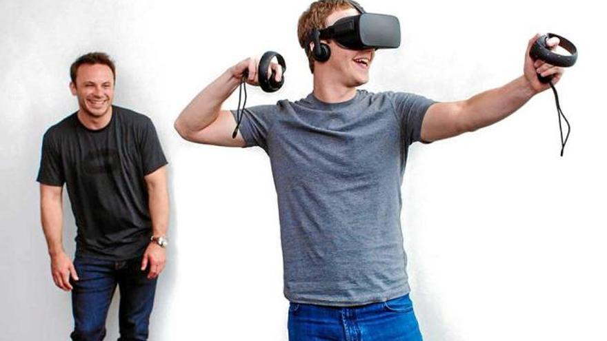 Zukerberg juga amb unes ulleres de realitat virtual del seu projecte Oculus