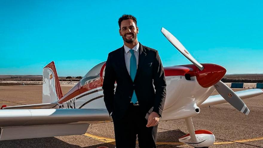 El marido de Isa P deja la televisión y ya muestra su profesión con aviones: &quot;Soñando despierto&quot;