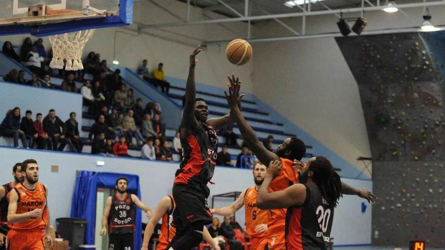 Senghor y Gonçalves, en el choque ante Narón.