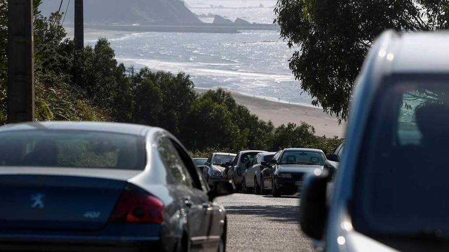 La carretera de acceso a la playa de Bayas, un domingo de este mes.