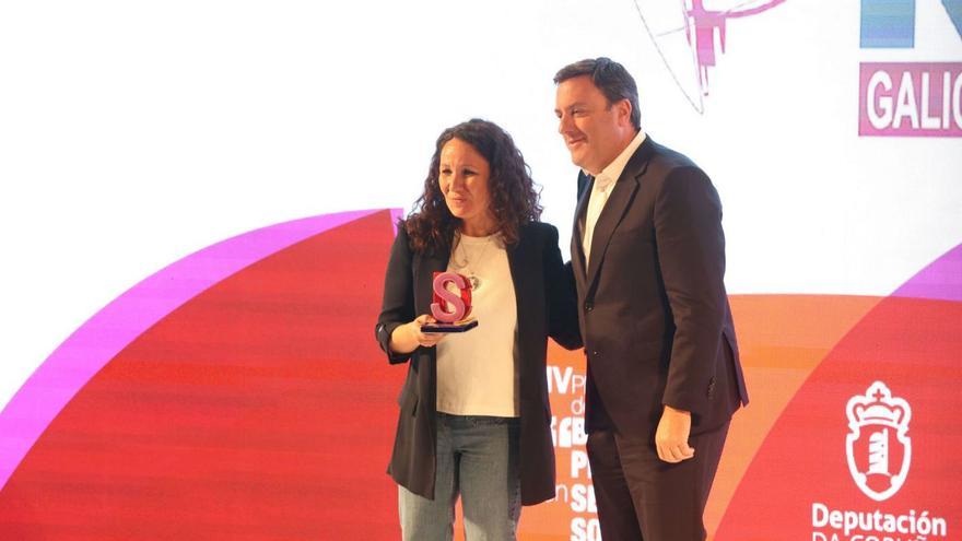El presidente de la Diputación, en la entrega de uno de los premios. | Iago López