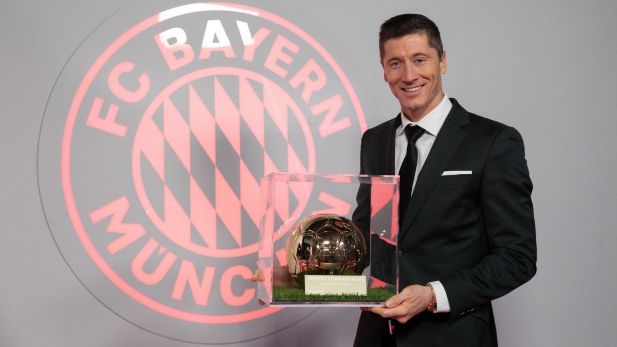 Lewandowski con el Golden Player Award de 'Tuttosport'