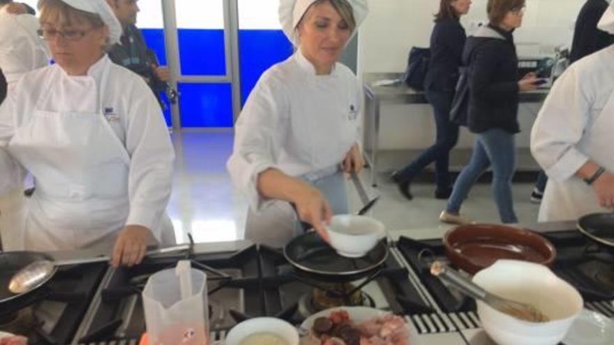 Uno de los alumnos de la Escuela Municipal de Hostelería que ha encontrado trabajo, y varias alumnas en las sesiones prácticas de los cursos.