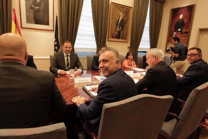 Ángel Víctor Torres mantiene un encuentro en Madrid con el ministro Ábalos