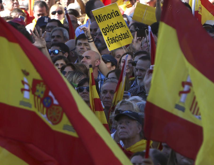 Milers de persones es manifesten a favor de la unitat d'Espanya a Barcelona