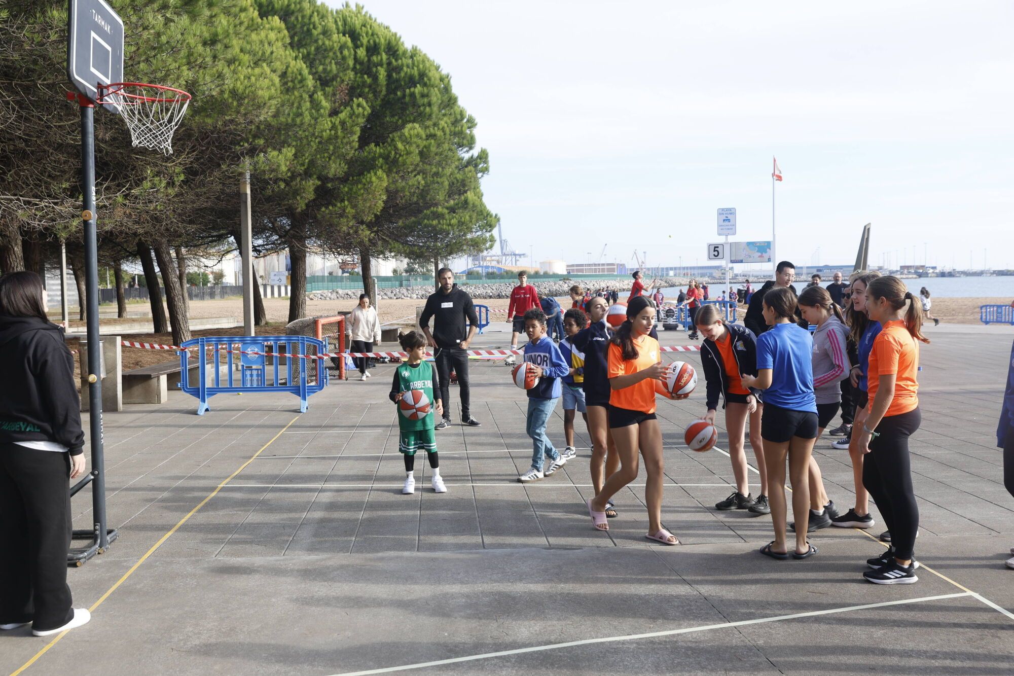 EN IMÁGENES: Los clubes de la zona oeste hacen equipo en El Arbeyal en una jornada repleta de actividades: "Un gran día para conocer amigos y descubrir deportes"