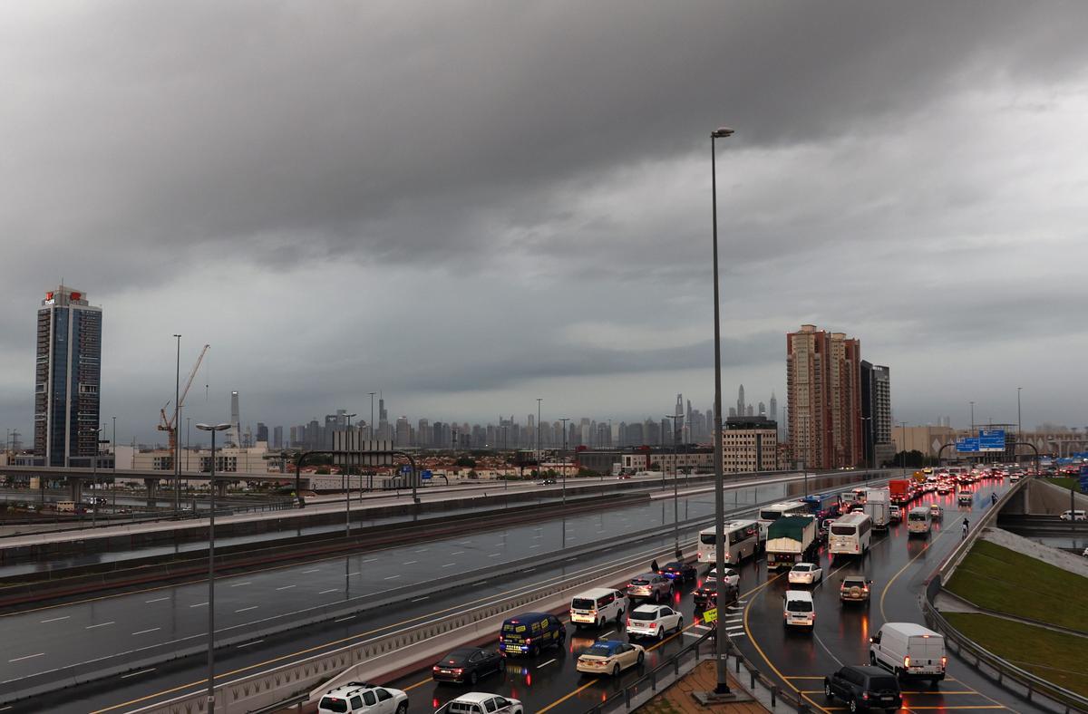 Un temporal inunda Dubái y paraliza carreteras y aeropuertos.