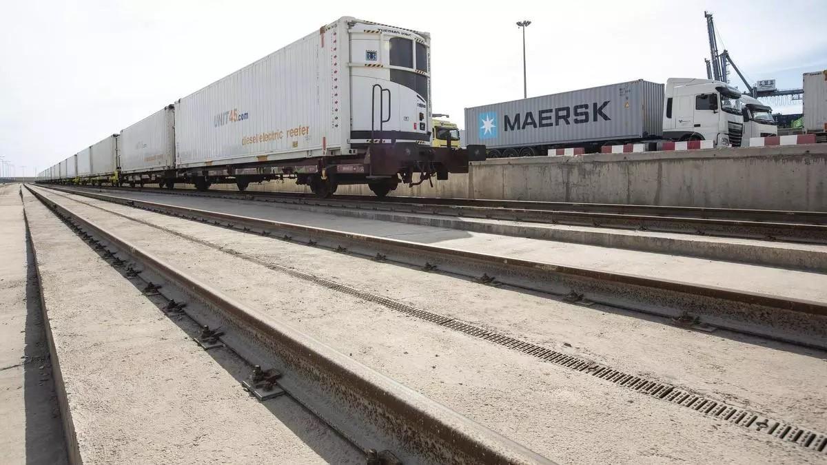 Un tren de mercancías en el puerto de Alicante en una imagen de archivo.