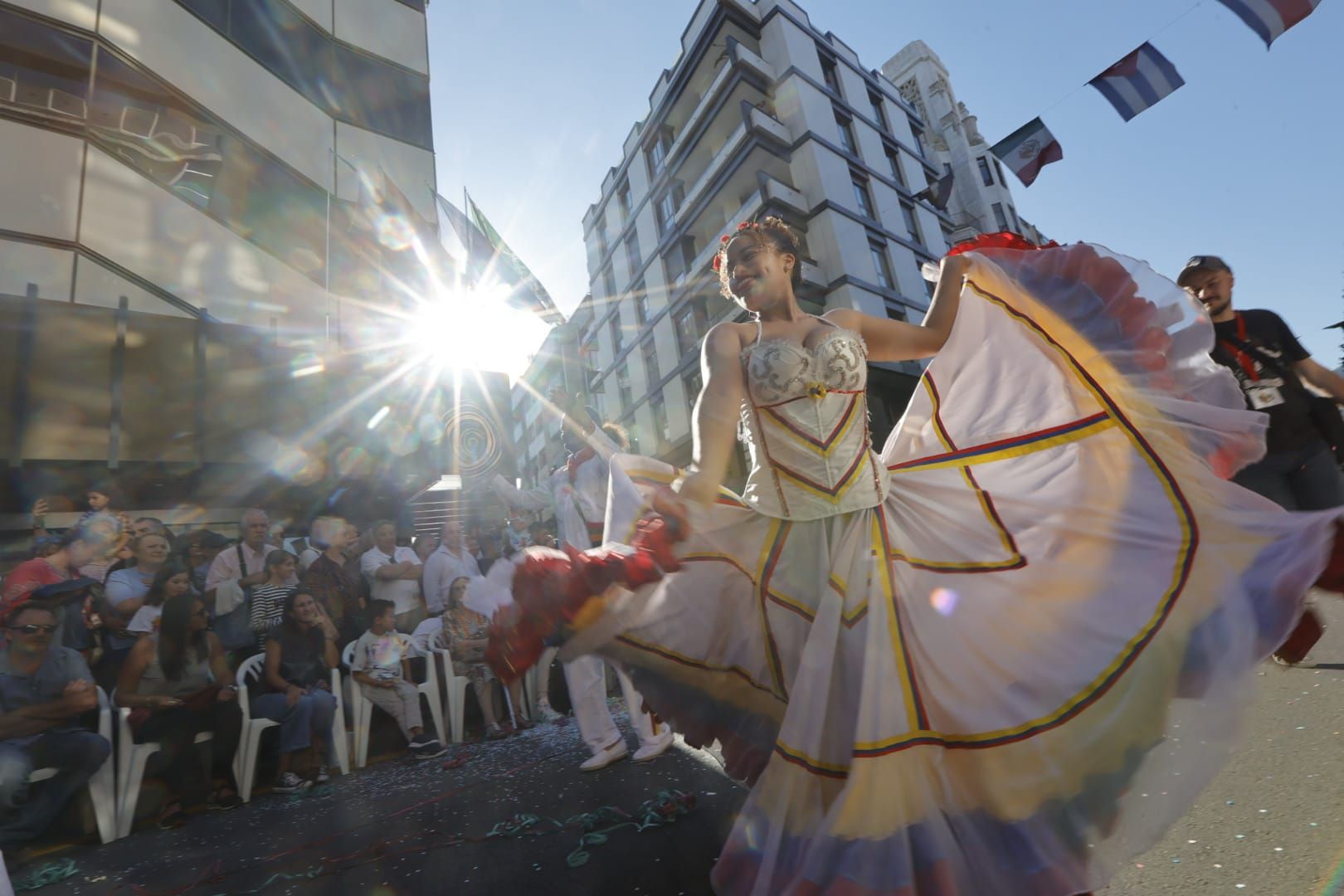 En Imágenes: El Desfile del Día de América llena las calles de Oviedo en una tarde veraniega