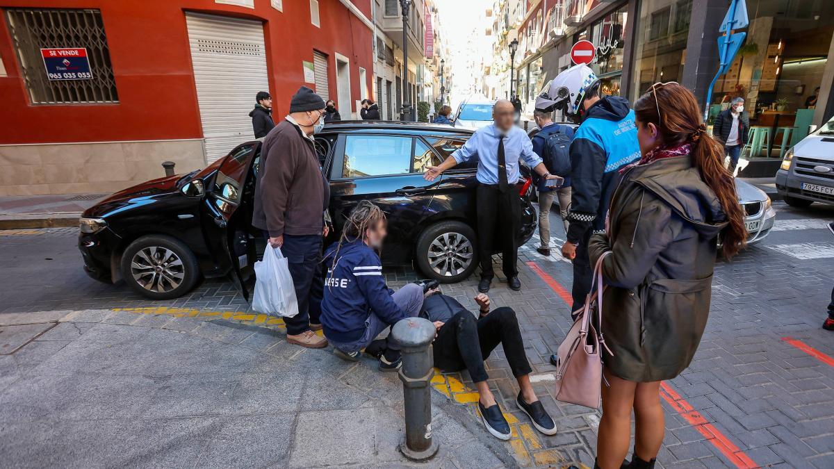 Un coche atropella al usuario de un patinete eléctrico en el Centro de Alicante