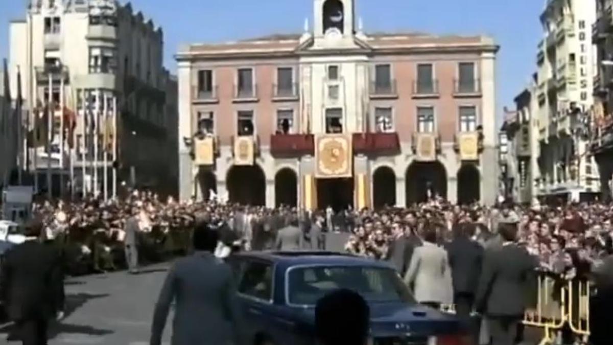 La Plaza Mayor de Zamora, abarrotada durante la visita de los reyes de España (octubre 1978)