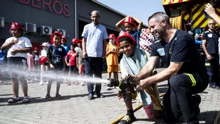 Los niños saharauis, bomberos por un día en Cáceres