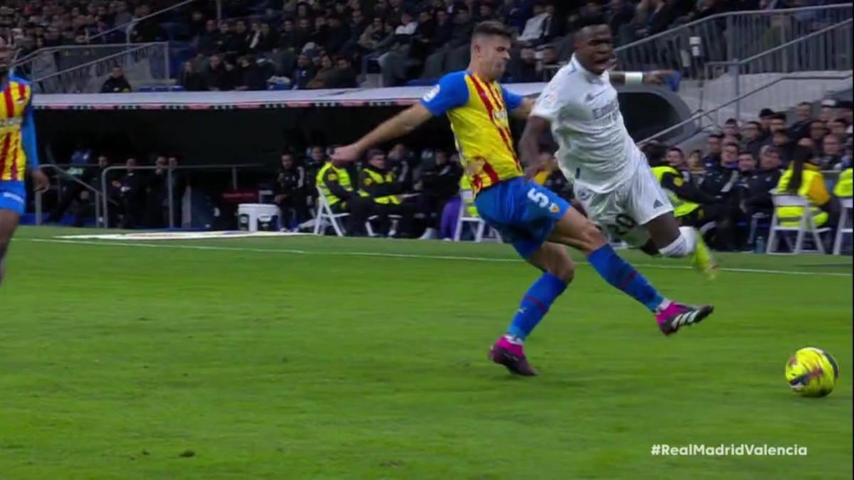 Real Madrid - Valencia | La epatada de Gabriel Paulista a Vinicius