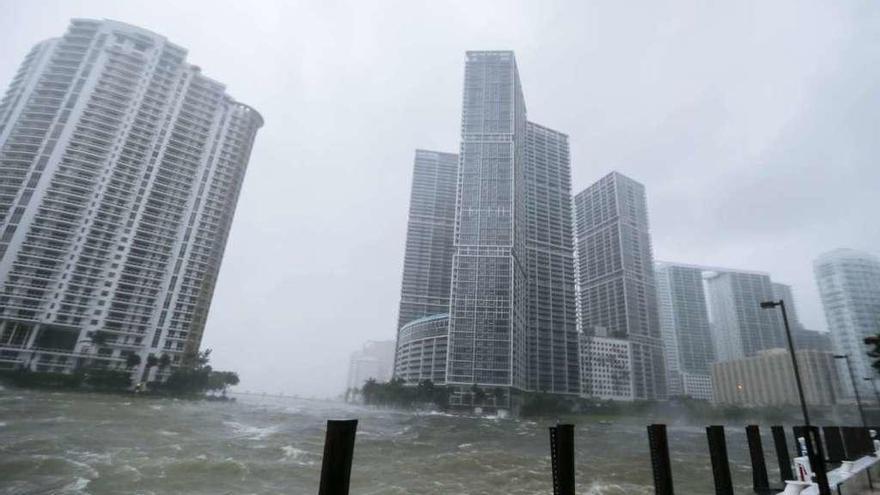 El huracán Irma provocó inundaciones y enormes daños a su paso por Miami. // Erik S. Lesser/Efe