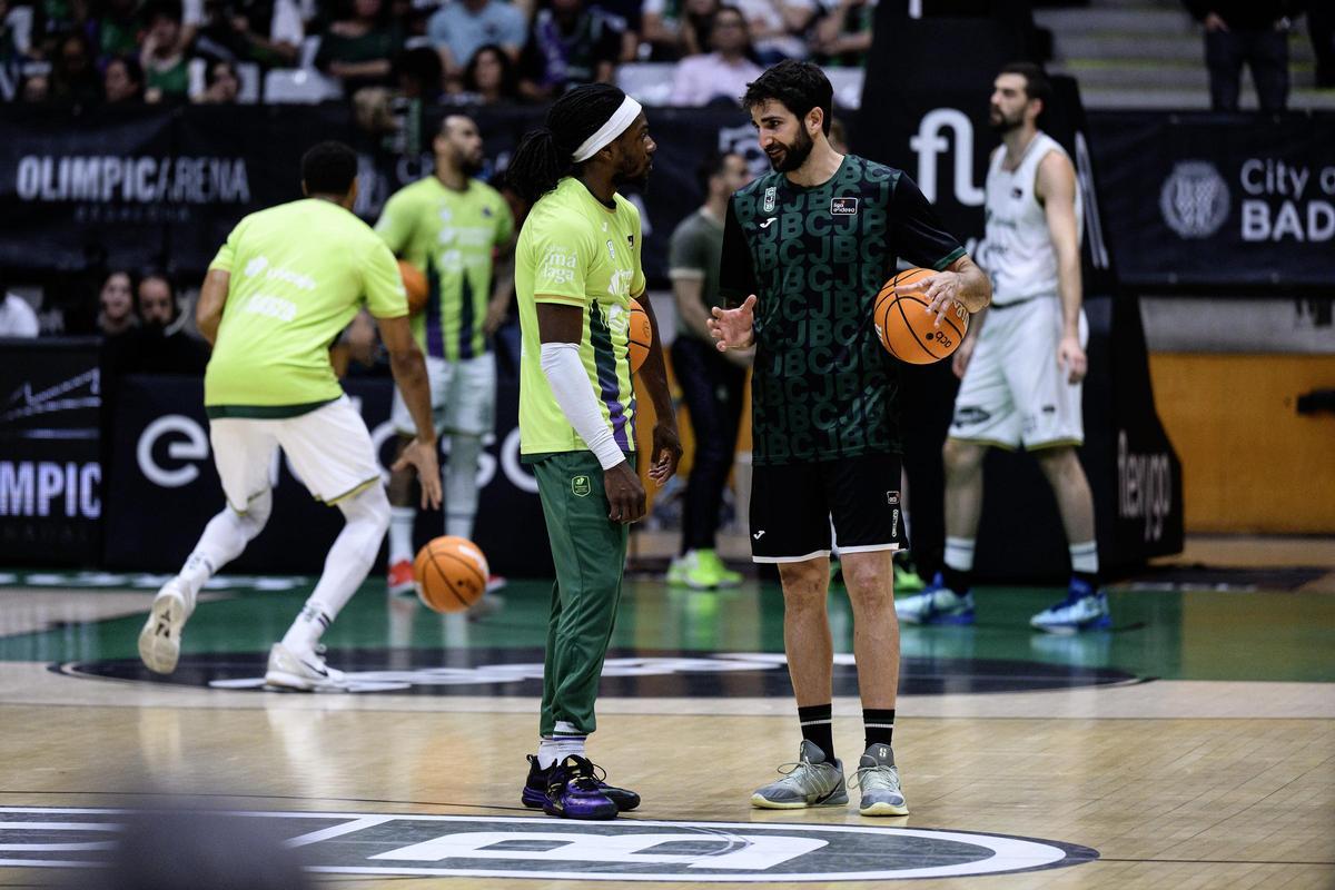 Kendrick Perry y Ricky Rubio hablando durante uno de los parones del encuentro.