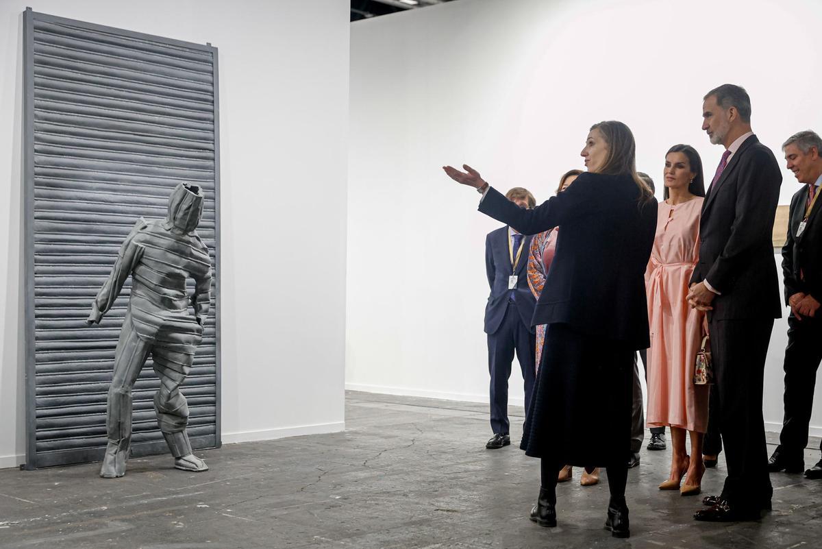Los reyes observan una obra expuesta en la galería David Zwirner, dentro de la Feria Internacional de Arte Contemporáneo ARCO 2023.