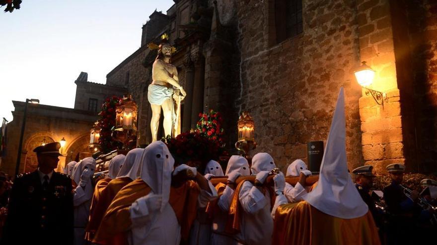 Cofradías placentinas abren sus bolsas de caridad a personas necesitadas