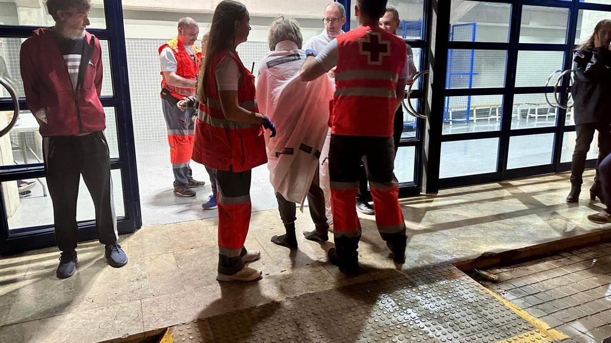 Cruz Roja atiende a la mujer de 85 años tras ser rescatada en Torrent.