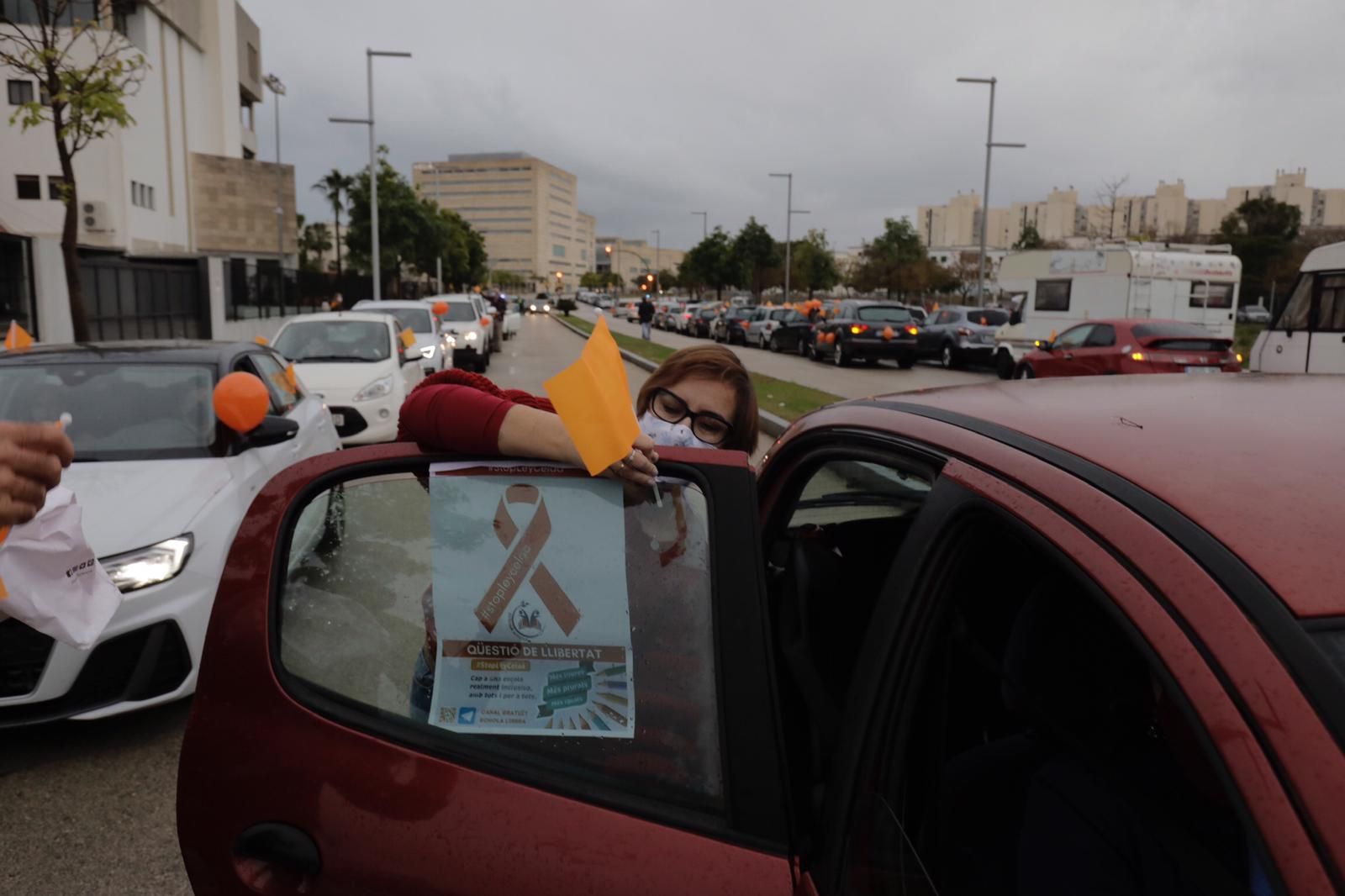 La 'marea naranja'  por la enseñanza concertada se manifiesta en coche por las calles de Palma