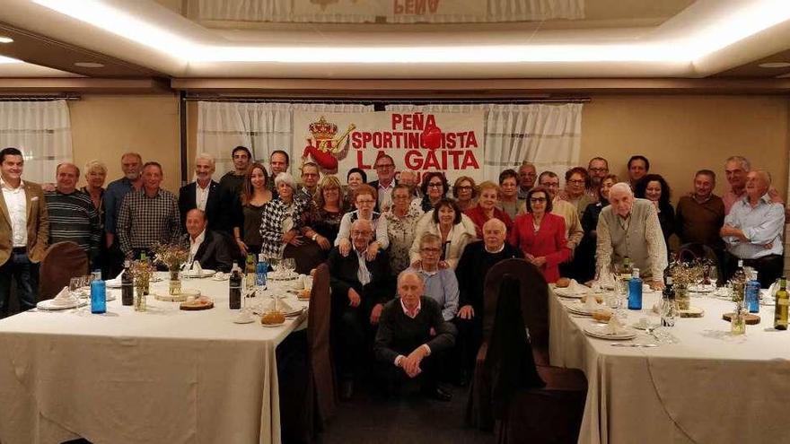 Un momento del acto celebrado por la peña sportinguista La Gaita.