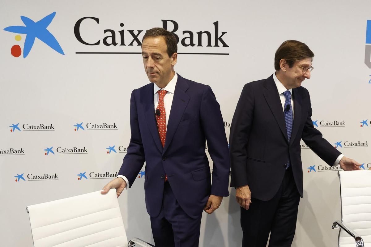 El presidente de CaixaBank, José Ignacio Goirigolzarri (d), junto al consejero delegado de la entidad Gonzalo Gortázar.