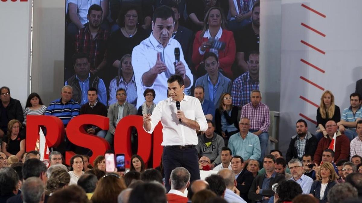 El secretario general del PSOE, Pedro Sánchez, en un mitin de precampaña en Mérida.