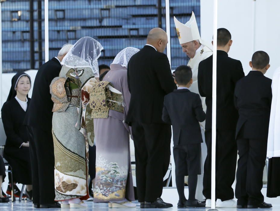 El papa celebró hoy una misa para la pequeña comunidad católica japonesa en la ciudad de Nagasaki, símbolo tanto del martirio de los cristianos en el pasado como de la bomba atómica.