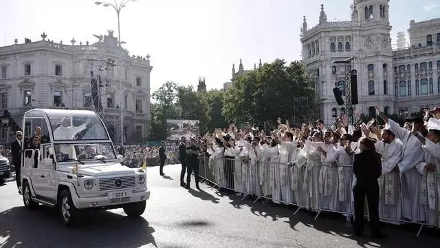 El papa llega en papamóvil a Cibeles para celebrar la multitudinaria misa