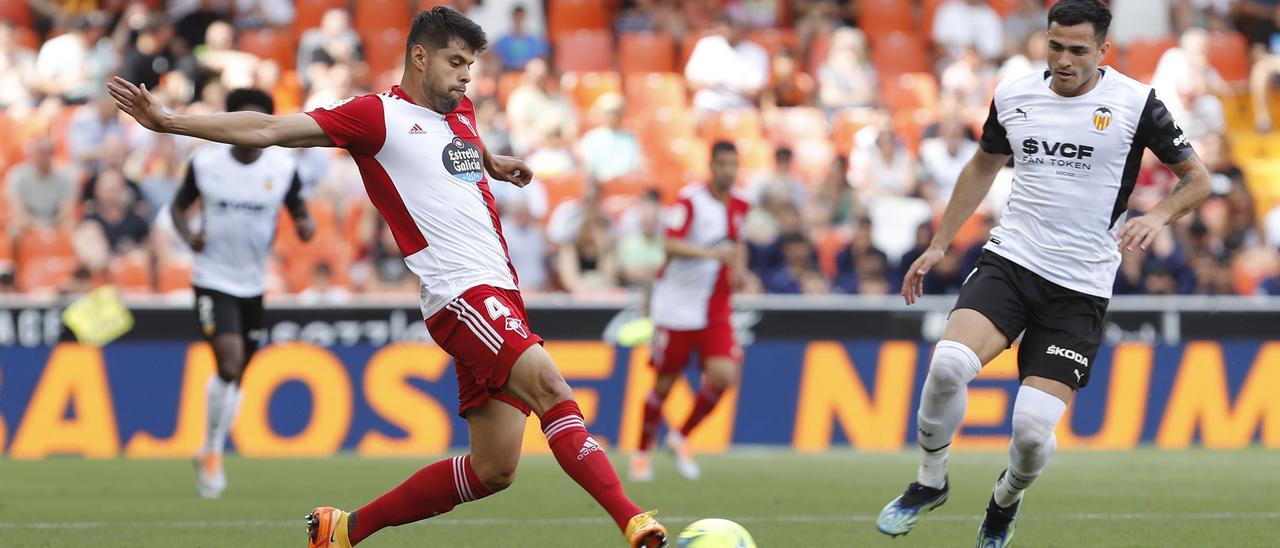 Araújo, durante su último partido con el Celta en Valencia.