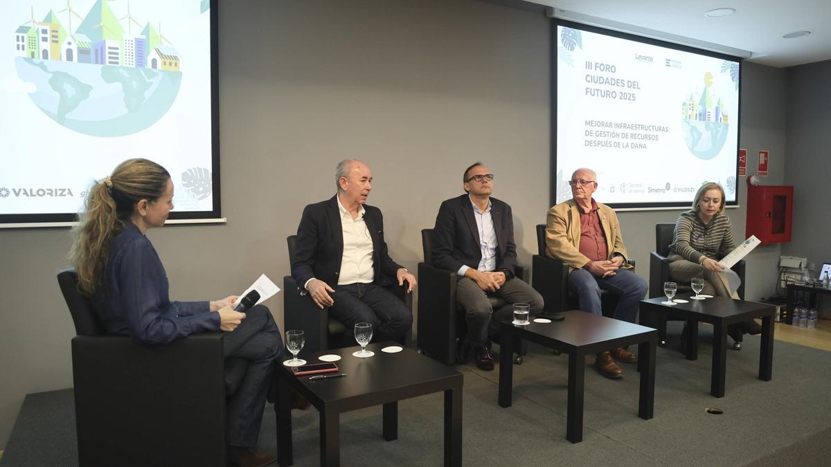 Silvia Tomás moderó la mesa de debate entre el alcalde de Massanassa, Paco Comes; el director general de Global Omnium, Vicente Fajardo; el alcalde de Paiporta, Vicente Císcar; y la vicepresidenta de la Diputació de València y presidenta de Egevasa, Natalia Enguix.
