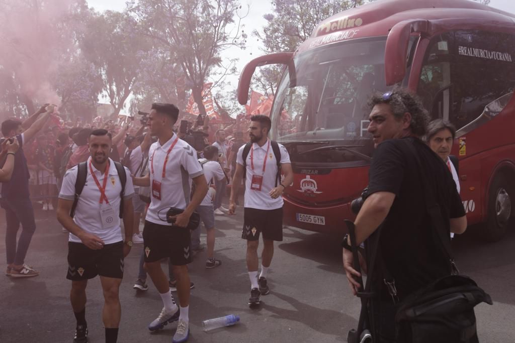 Ambiente y recibimiento a los jugadores antes del Peña Deportiva - Real Murcia