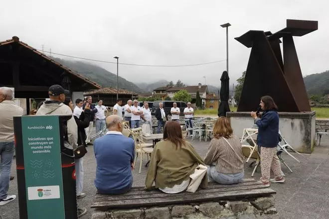 La comitiva portuguesa de "Terras sem sombra", "fascinada" con los hórreos de Ribera de Arriba, en imágenes