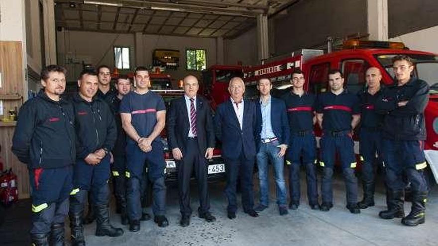 Manuel Baltar visitó el servicio de bomberos.  // FdV