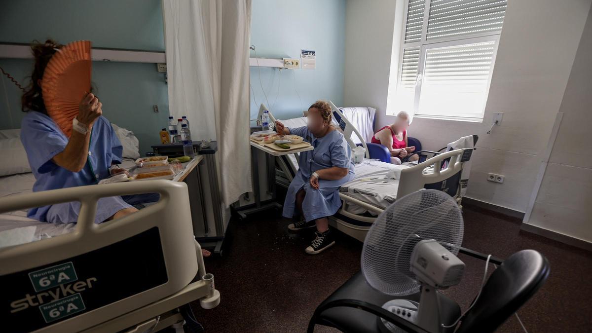 Pacientes del Hospital de Alicante se llevan ventiladores de casa para combatir temperaturas sofocantes en las habitaciones