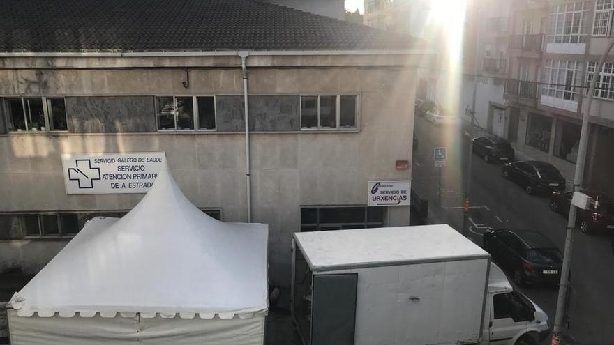 La primera de las dos carpas para la realización de tests rápidos de coronavirus se instaló hoy ante el centro de salud de A Estrada.