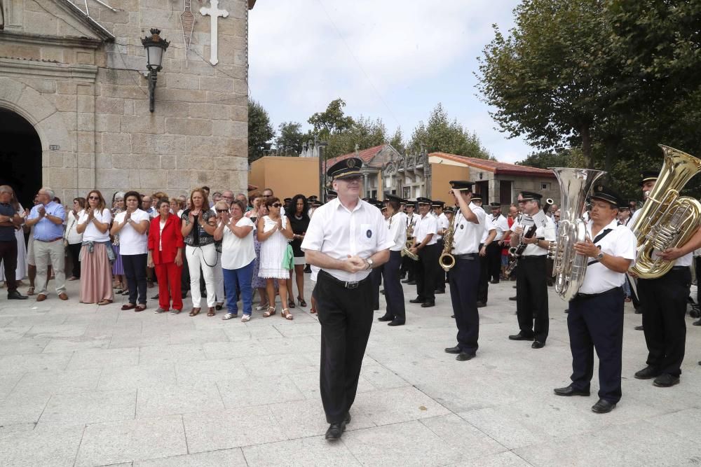 La procesión estuvo ambientada por la Unión Musical de Valladares y la Banda de Gaitas Xarabal, entre otros.