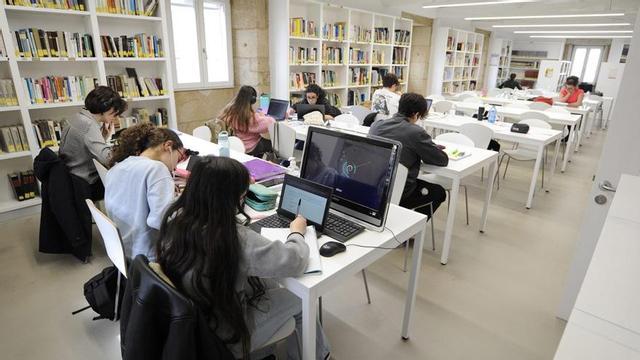 Jóvenes estudiando en la biblioteca municipal, servicio que se mantendrá. | BERNABÉ/JAVIER LALÍN