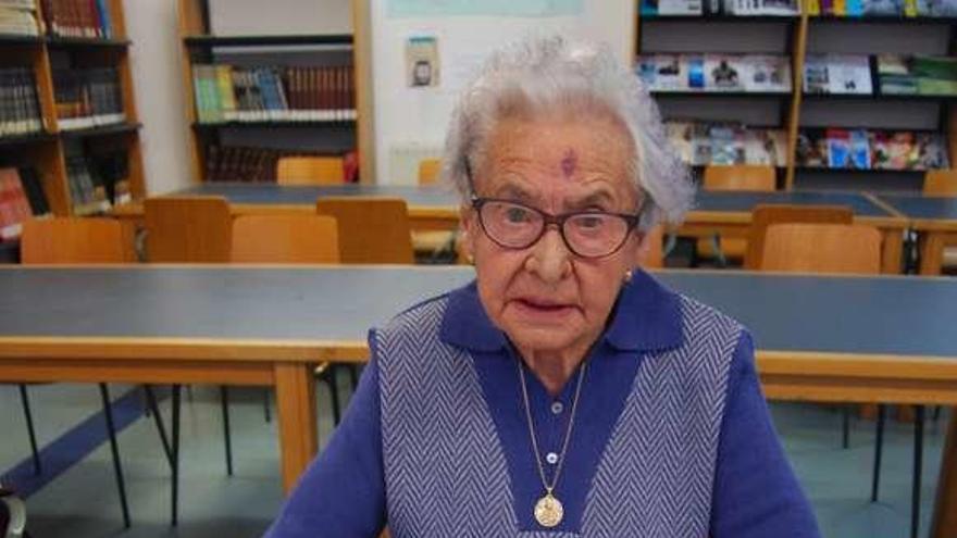 María Álvarez Flórez, leyendo LA NUEVA ESPAÑA en la Casa de la Cultura de Lugones.