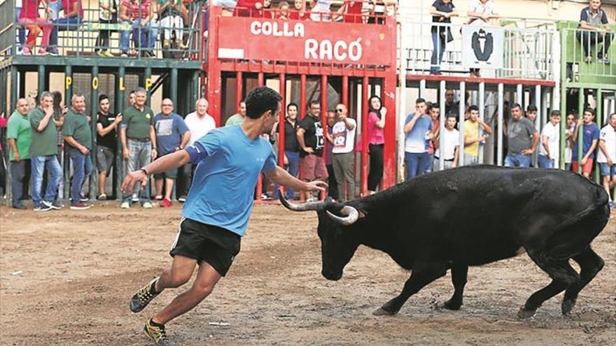 Almassora congrega a miles de vecinos en la cena de ‘pa i porta’ en la recta final del Roser