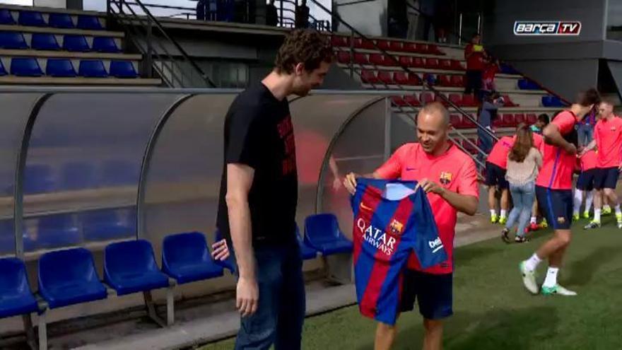 Pau Gasol visita el entrenamiento del Barça