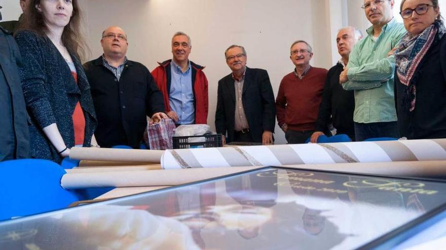 Miembros de la directiva de la Junta de Cofradías, ayer, con parte de los objetos recogidos en el local municipal del edificio de turismo de la plaza de la Constitución.