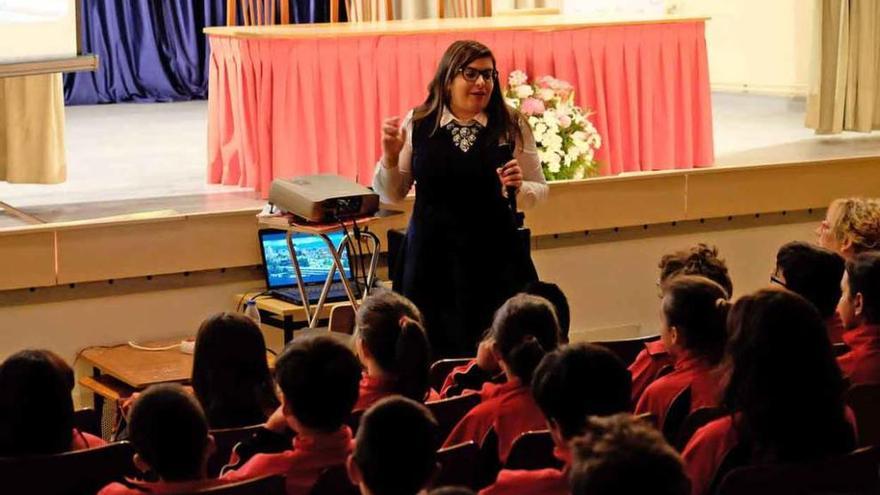 Ana Isabel Gómez, durante su intervención en la charla organizada por la ONG Taller de Solidaridad en el colegio Divina Providencia.