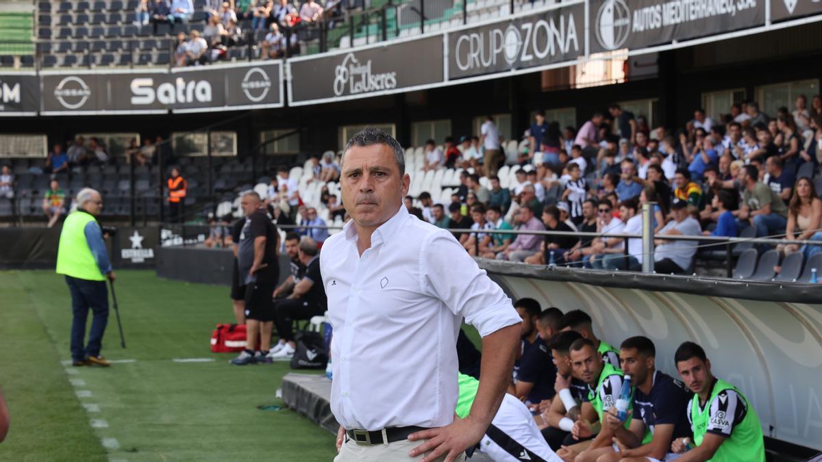 Sergi Escobar, pensativo, durante el encuentro contra el Villarreal B en Castalia de esta temporada 2021/22.