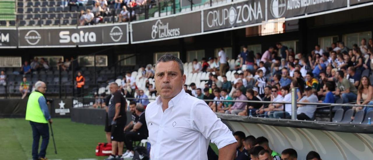 Sergi Escobar, pensativo, durante el encuentro contra el Villarreal B en Castalia de esta temporada 2021/22.