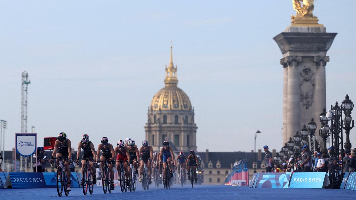 Imagen del tramo en bicicleta sobre el puente de Alejandro III de la prueba de triatlón femenino en los Juegos de Paris 2024